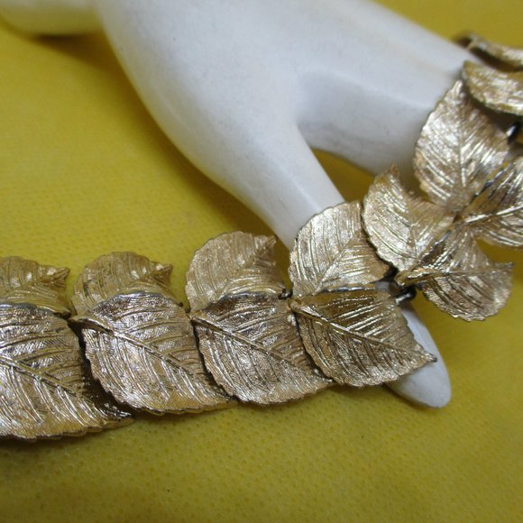Vintage ART BRACELET HEAVY Signed Art Gold Tone Bracelet Gold Tone Leaves - Picture 3 of 15
